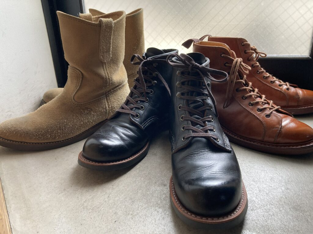3足のブーツを並べた写真。Blacksmith、Pecos、モンキーブーツ